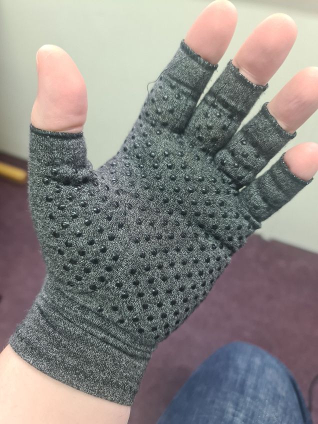 Hand in Glove – | Strickhandschuhe